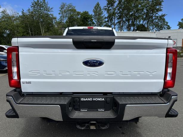 2023 Ford Super Duty F-350 SRW XLT image 6