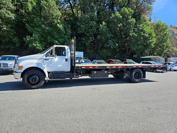 2015 Ford  Super Duty F-750 Straight Frame XLT Flat Deck image 5