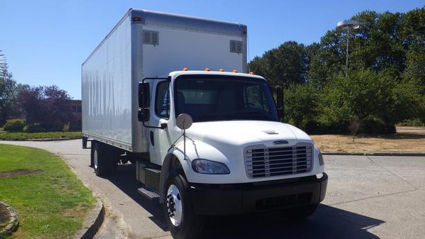 2015 Freightliner M2 106 28 Foot Cube Van Diesel with Air Brakes image 2