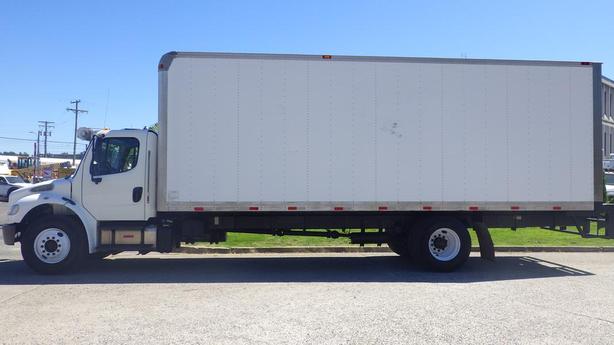 2015 Freightliner M2 106 28 Foot Cube Van Diesel with Air Brakes image 6
