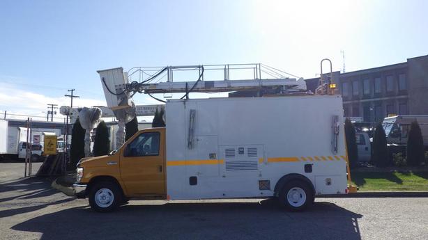 2015 Ford Econoline E-450 Cube Van With Bucket image 6