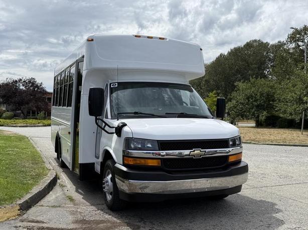 2017 Chevrolet Express 4500 13-Passenger Bus with Wheelchair Lift image 2