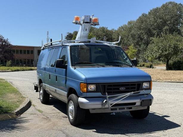 2006 Ford Econoline E-350 Cargo Van with Versalift Bucket image 3