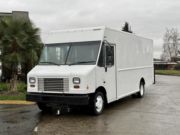 2018 Ford E-450 18 Foot Step Van with Rear Shelving image 4