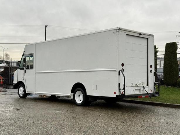 2018 Ford E-450 18 Foot Step Van with Rear Shelving image 7
