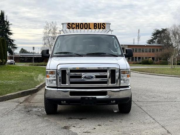 2010 Ford E-350 XLT Super Duty 15-Passenger Van image 3