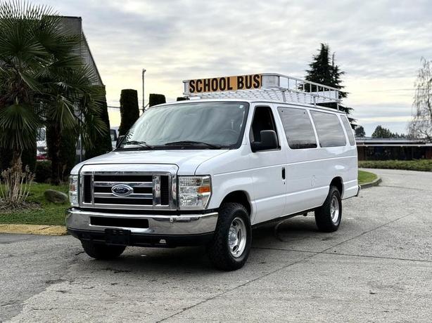 2010 Ford E-350 XLT Super Duty 15-Passenger Van image 4