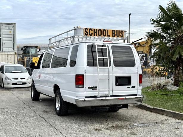 2010 Ford E-350 XLT Super Duty 15-Passenger Van image 8