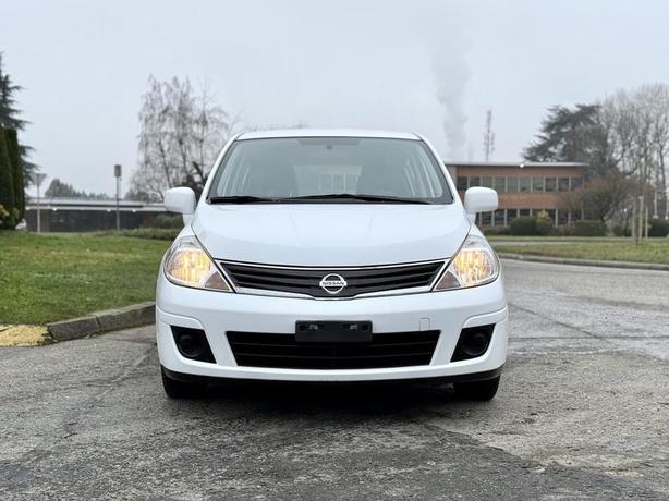 2012 Nissan Versa S Hatchback FWD image 3