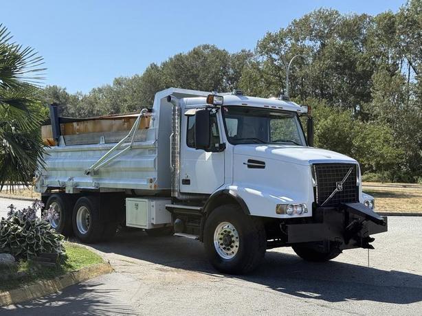 2005 Volvo VND 18-Speed Diesel Dump Truck with Sander and Plow image 1