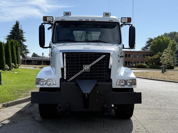 2005 Volvo VND 18-Speed Diesel Dump Truck with Sander and Plow image 3