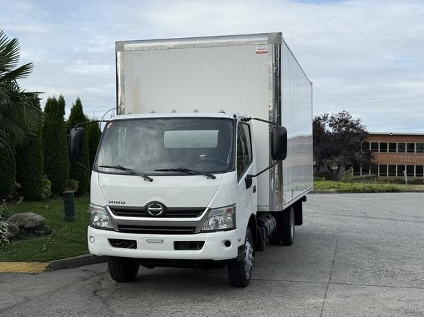 2020 Hino 195 20-Foot Diesel Cube Van Box Truck with Loading Ramp image 4