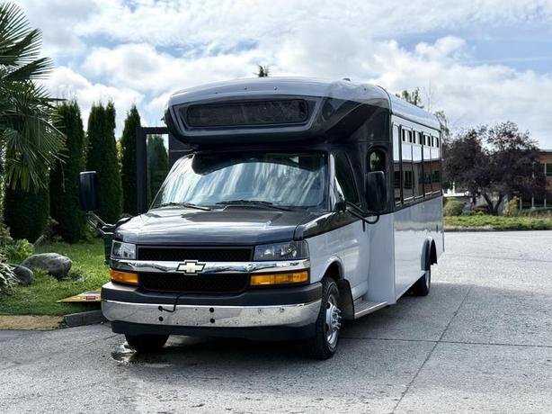 2020 Chevrolet Express 4500 22-Passenger Wheelchair Accessible Bus image 4