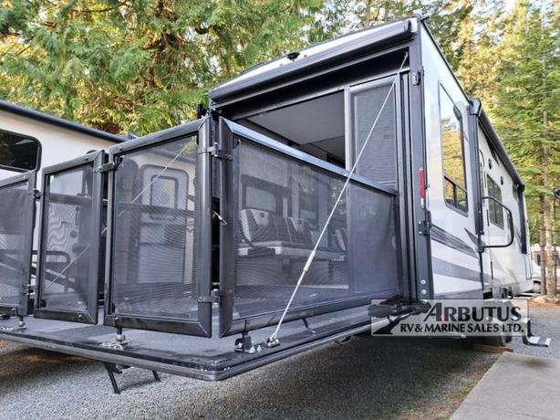 Used 2023 Grand Design Momentum G-Class 32G image 4