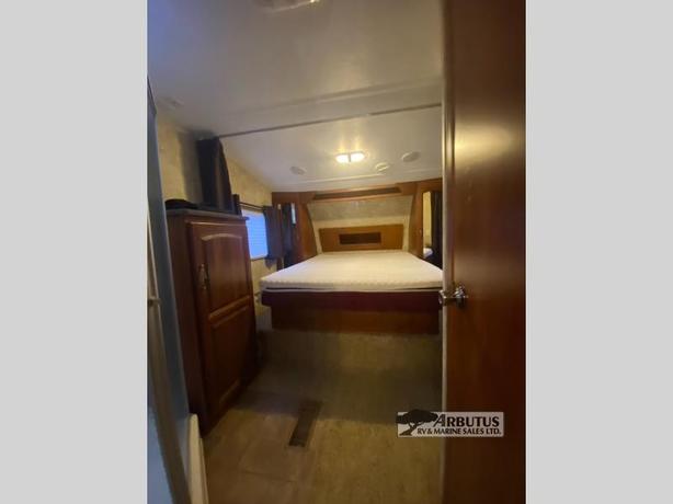 Used 2011 Keystone RV Cougar X-Lite 244RLSWE image 6