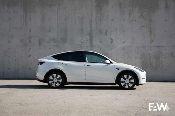 2023 Tesla Model Y Long Range AWD | Heated Seats! image 4