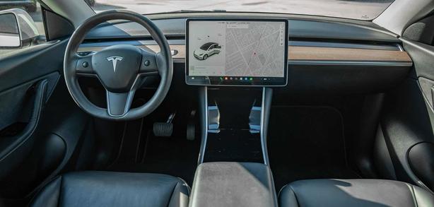 2023 Tesla Model Y Long Range AWD | Heated Seats! image 6
