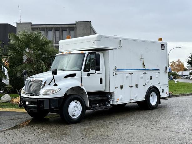 2011 International 4400 Diesel Service Truck with PTO & Trailer Tow Package image 5