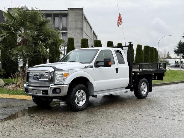 2016 Ford F-350 SD XLT SuperCab 4x4 9-Foot Flat Deck Truck image 5
