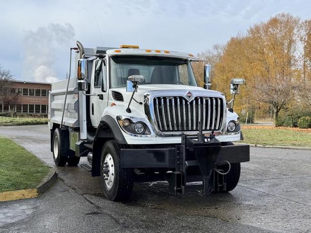 2011 International WorkStar 7400 10-Foot Dump Truck image 2