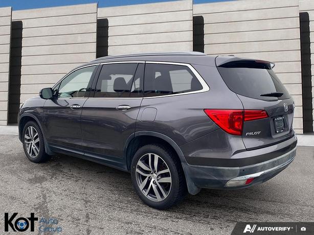 2017 Honda Pilot Touring PANORAMIC SUNROOF! LEATHER SEATING! POWER TAILGATE! image 4