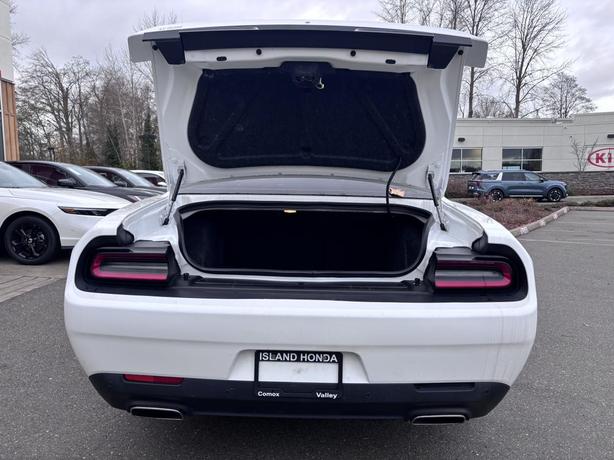 2022 Dodge Challenger SXT image 7