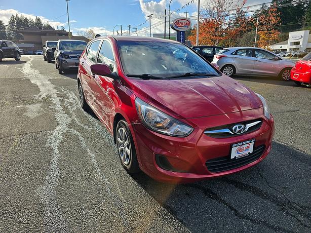2013 Hyundai  Accent 5-Door SE image 1