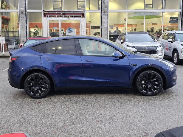 2022 Tesla Model Y Long Range - Dual Motor, No Accidents image 5