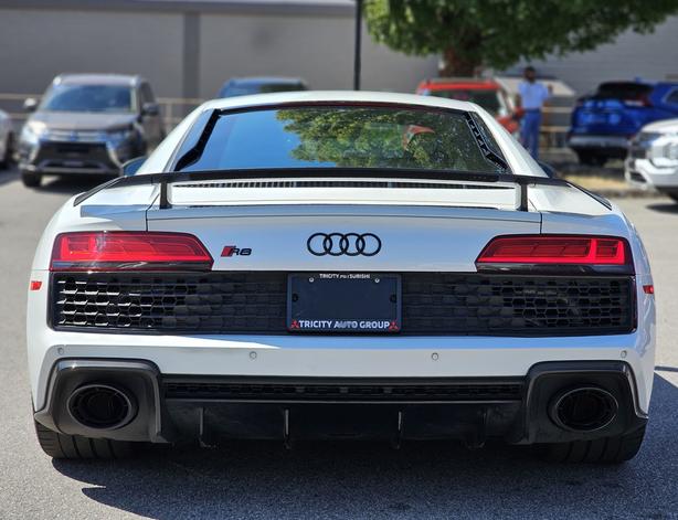 2023 Audi R8 Coupe V10 Performance - Carbon Options, No Accidents image 6