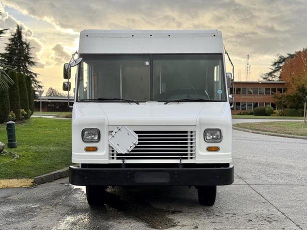 2012 Ford Econoline E450 Step Van with 16-Foot Shelving Interior image 3