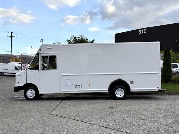 2012 Ford Econoline E450 Step Van with 16-Foot Shelving Interior image 5