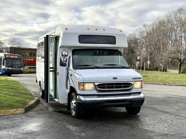 2002 Ford Econoline E-450 Super Duty 5-Passenger Bus with Wheelchair Lift image 2