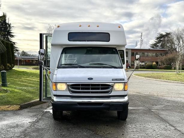 2002 Ford Econoline E-450 Super Duty 5-Passenger Bus with Wheelchair Lift image 3
