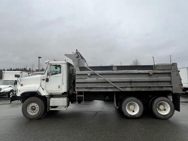 2003 International 5600i 6x4 Dump Truck with Air Brakes image 2