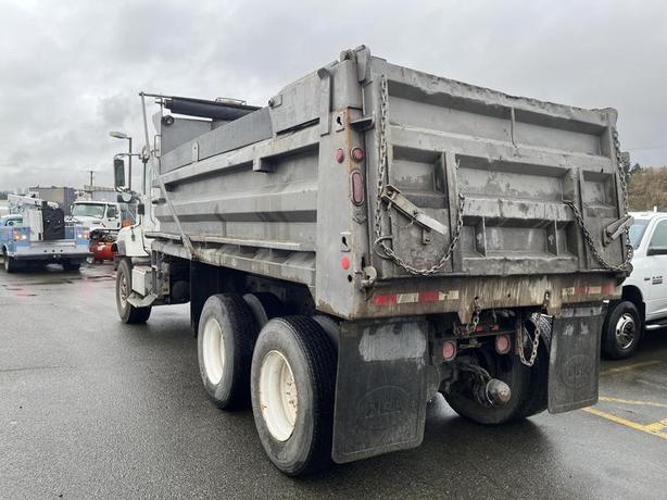2003 International 5600i 6x4 Dump Truck with Air Brakes image 3