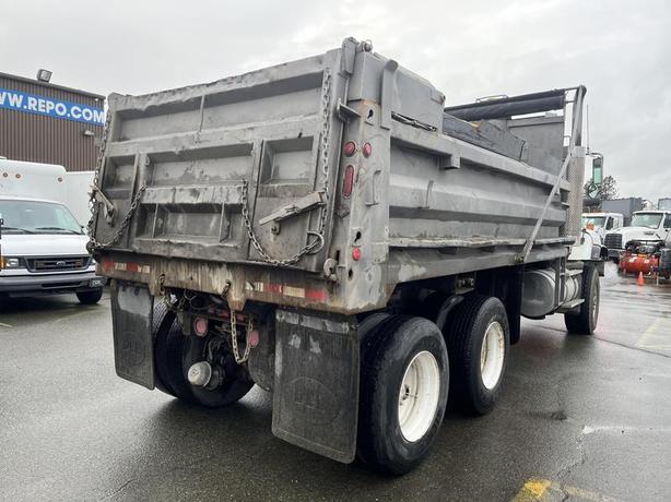 2003 International 5600i 6x4 Dump Truck with Air Brakes image 5