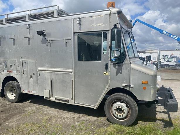 2007 Morgan Olson Workhorse W42 Workshop Step Van With Rear Shelving image 3