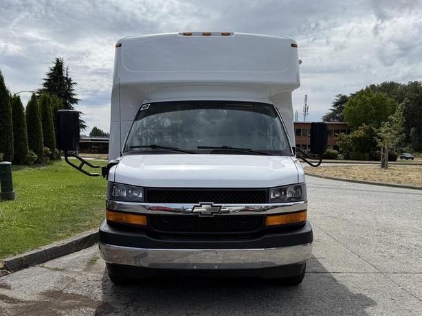 2017 Chevrolet Express 4500 13-Passenger Bus with Wheelchair Lift image 3