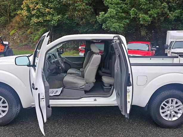 2017 Nissan  Frontier SV image 5