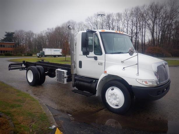 2006 International 4300 Cab and Chassis Air Brakes Dually Diesel image 5