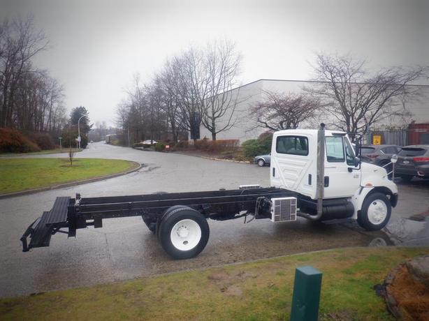 2006 International 4300 Cab and Chassis Air Brakes Dually Diesel image 6