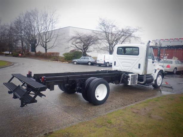 2006 International 4300 Cab and Chassis Air Brakes Dually Diesel image 7