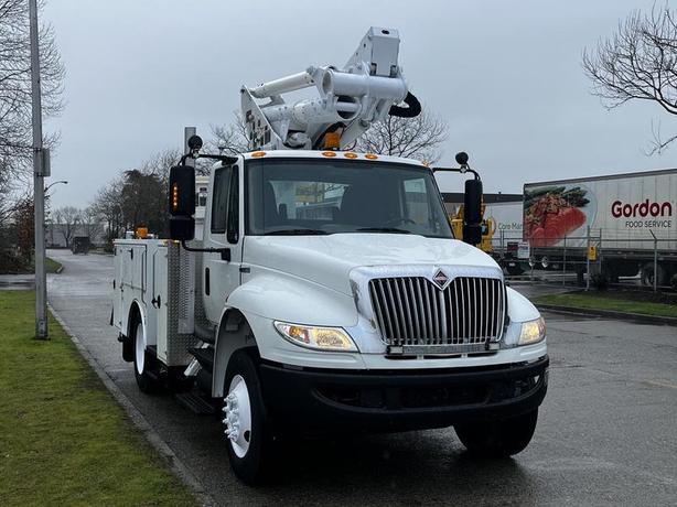 2013 International DuraStar MA025 Altec Bucket Service Truck Air Brakes image 3