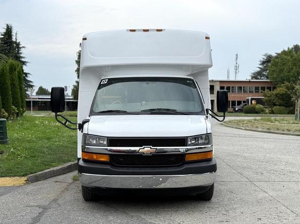 2015 Chevrolet Express 4500 Diesel 13-Passenger Bus with Wheelchair Lift image 3