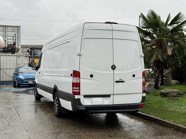 2016 Mercedes-Benz Sprinter 2500 ThermoKing Reefer Cargo Van image 8