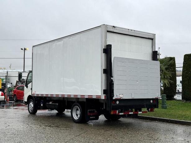 2019 Hino 195 18-Foot Cube Van with Power Lift Gate image 7