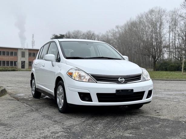 2012 Nissan Versa S Hatchback FWD image 2