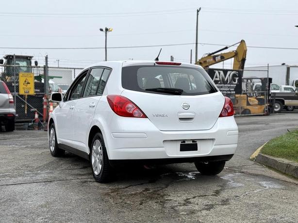 2012 Nissan Versa S Hatchback FWD image 8