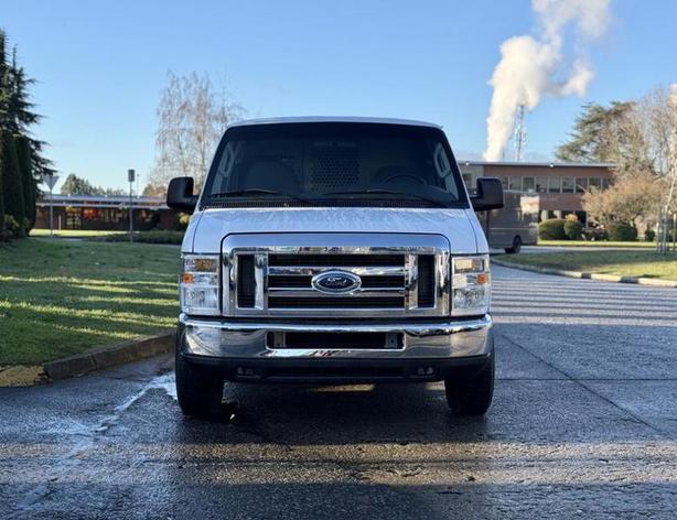 2008 Ford Econoline E-250 Super Duty Cargo Van image 3