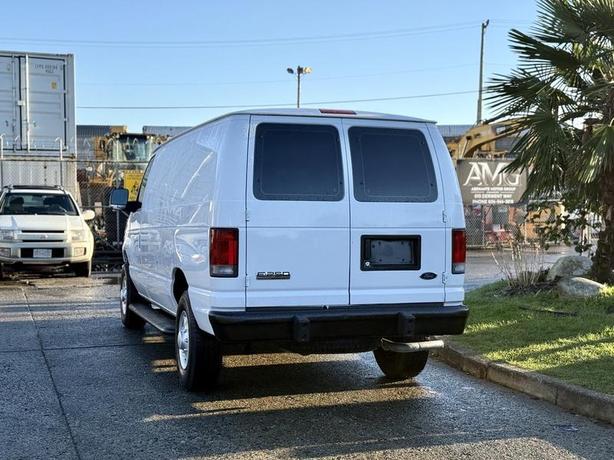 2008 Ford Econoline E-250 Super Duty Cargo Van image 8